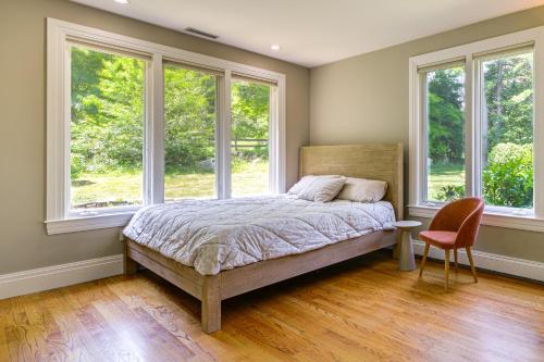 Postel nebo postele na pokoji v ubytování 18 Mi to Boston - Stylish Unit in Upscale Enclave!