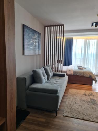 Una cama o camas en una habitación de SkyKop Apartmani