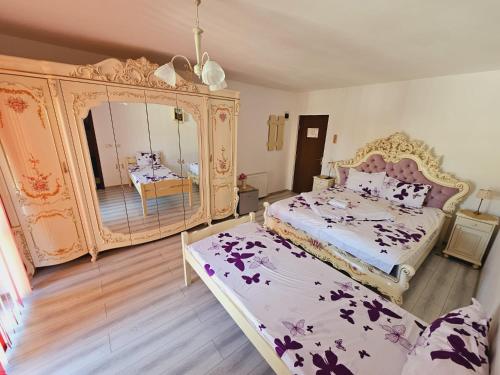 Un dormitorio con una cama y un espejo grande. en Aliando, en Sighişoara