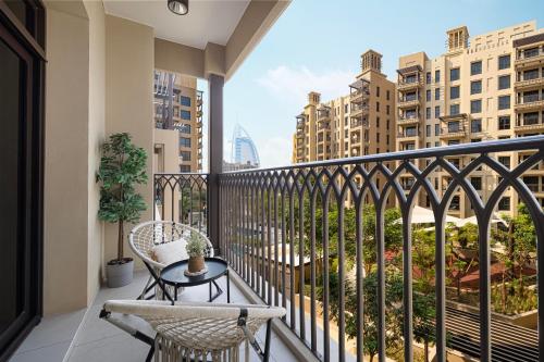 Luxury apartment with Iconic Landmark View, pool, gym, free parking