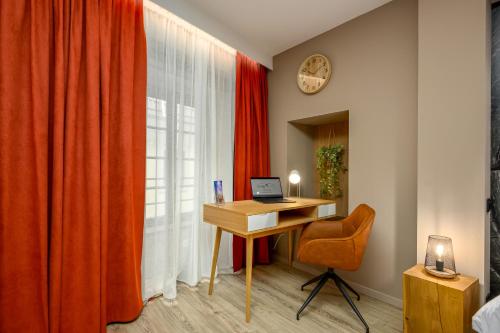TV a/nebo společenská místnost v ubytování Le 16-Appart'Hôtel-GregIMMO