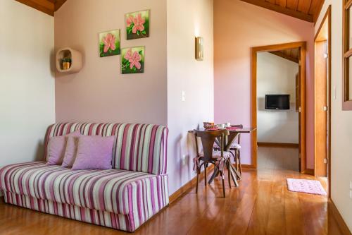 a living room with a couch and a table at Pousada Bela Aurora in Venda Nova do Imigrante