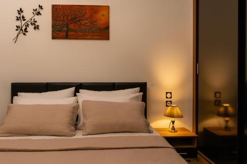 Postel nebo postele na pokoji v ubytování Thessaloniki Luxe Suite, Achilles' Private Getaway