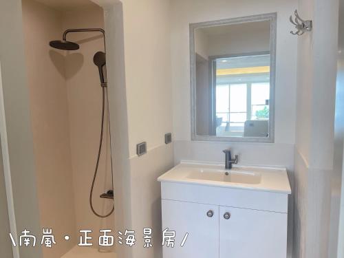 a bathroom with a shower and a sink and a mirror at QBE 民宿 南灣館 QBE Nanwan in Nanwan