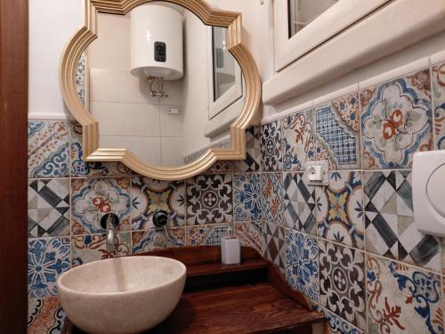 a bathroom with a sink and a mirror at Villa Rosa Candida in San Foca
