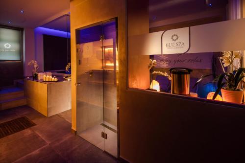皮拉伊諾的住宿－Riviera Del Sole Hotel Resort Spa，带淋浴和卫生间的浴室。