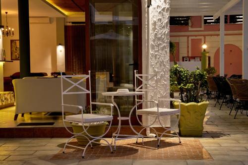 a lobby with chairs and tables in a building at Fedra Mare in Agios Stefanos