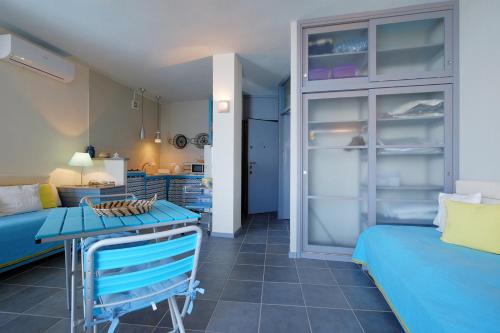 um quarto com uma cama, uma mesa e um sofá em La finestra sul mare em Cagliari