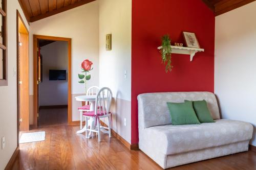 a living room with a couch and a table at Pousada Bela Aurora in Venda Nova do Imigrante