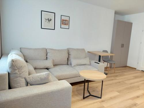 un soggiorno con un divano e un tavolo di Apartament dwuosobowy A07 w Welle a Grzybowo