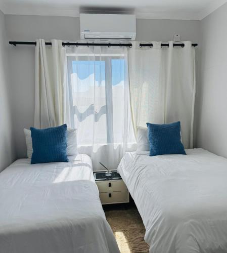 Ein Bett oder Betten in einem Zimmer der Unterkunft Enzo - Sarona City