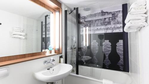 a bathroom with a sink and a shower at Campanile Marne-La-Vallée - Torcy in Torcy