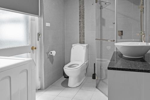 Ένα μπάνιο στο 3-Bedroom House in Ultimo Good for 10 Guests