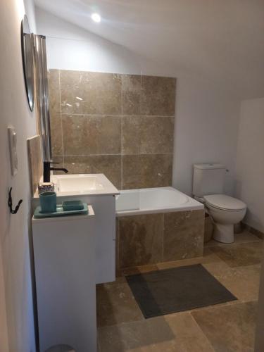 Ένα μπάνιο στο Chambre et salle de bain privée dans un Mas en Provence