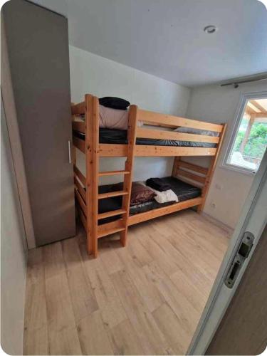 a small room with bunk beds in a tiny house at Mobil home en Provence - Camping 4 étoiles- 2 chambres -4 à 6 pers-clim-terrasse-TV in Cadenet