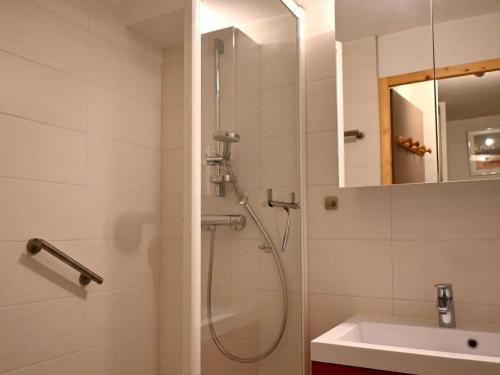une salle de bain avec douche et lavabo dans l'établissement Appartement 2 pièces avec balcon, près des pistes et commerces, pour 4 personnes à Vallandry - FR-1-411-926, à Landry