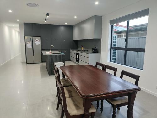 Η κουζίνα ή μικρή κουζίνα στο Comfortable Room in Modern and Peaceful Home - NR8