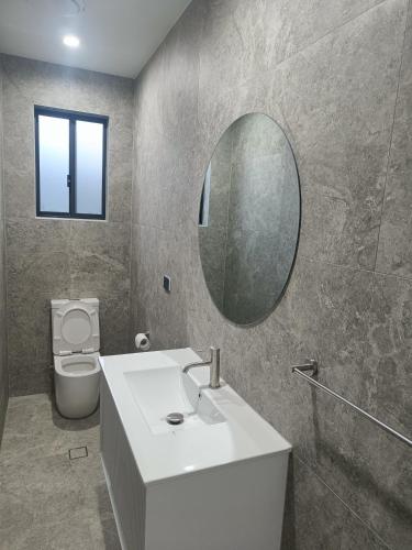 Ένα μπάνιο στο Comfortable Room in Modern and Peaceful Home - NR8