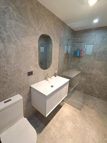Ένα μπάνιο στο Comfortable Room in Modern and Peaceful Home - NR8