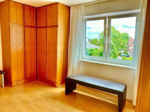 a room with a bench in front of a window at Ride & Rest, Budget, Waschmaschine, Wohnzimmer, Küche, Radlgarage in Altötting
