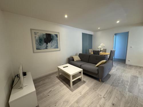 a living room with a couch and a table at Charmant appartement Gramat in Gramat