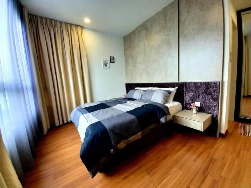 シャー・アラムにあるDream Homes at i-City - WiFi TV Box and 1 Carparkのベッドルーム1室(大型ベッド1台付)