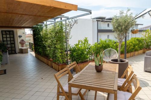 a patio with a wooden table and chairs at B&B Da Giovanni in Casapulla