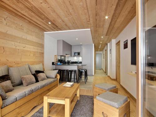un salon avec un canapé et une table dans l'établissement Magnifique appartement neuf avec grande terrasse et parking, Plagne 1800 - FR-1-455-160, à La Plagne Tarentaise