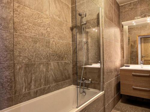 Koupelna v ubytování Magnifique appartement neuf avec grande terrasse et parking, Plagne 1800 - FR-1-455-160