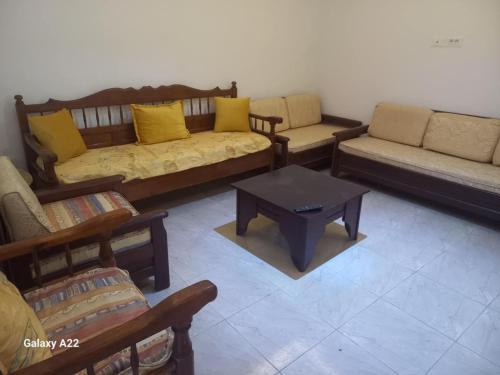 a living room with couches and a coffee table at maison Sirène in Hammamet