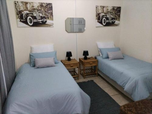 Cette chambre comprend 2 lits jumeaux. dans l'établissement The Grace House 46A, à East London