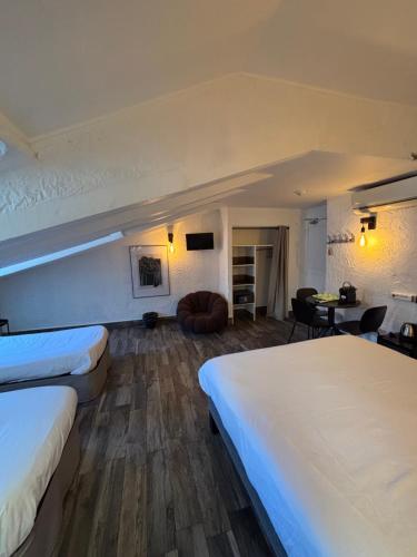 Postel nebo postele na pokoji v ubytování Hotel de Berne