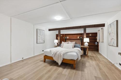 Ένα ή περισσότερα κρεβάτια σε δωμάτιο στο Cozy 2BR Family Suite with King Beds and Parking for 8 Guests