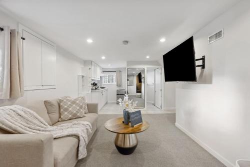 Μια τηλεόραση ή/και κέντρο ψυχαγωγίας στο Cozy 2BR Family Suite with King Beds and Parking for 8 Guests
