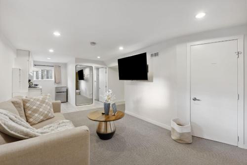 Μια τηλεόραση ή/και κέντρο ψυχαγωγίας στο Cozy 2BR Family Suite with King Beds and Parking for 8 Guests