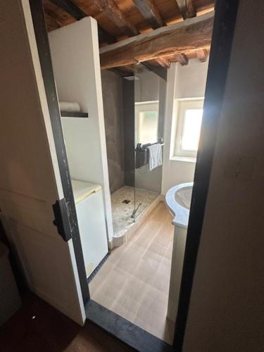 une salle de bain avec un lavabo et des toilettes dans l'établissement maison à la campagne, à Quinson