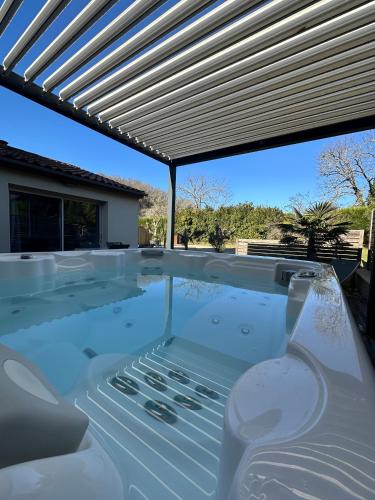 une grande piscine avec une pergola dans l'établissement Villa COSA, Gîte Spa privatif -5 min- Sarlat, à Vitrac