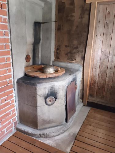 an old stove with a bowl on top of it at Glamping Kotitila Kiveinen in Laitila