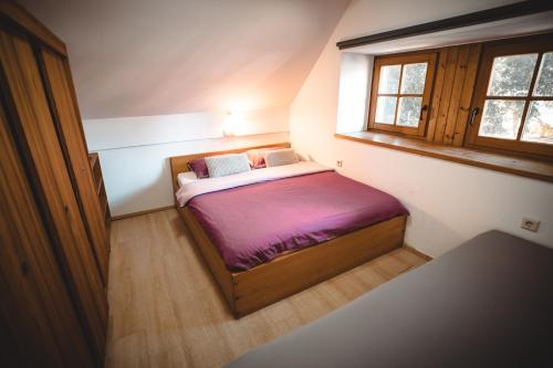 Una cama o camas en una habitación de POČITNIŠKI APARTMAJI - Sunny apartment in Moravske Toplice