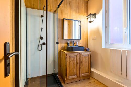a bathroom with a sink and a mirror at L'appart Chalet - Sauna - HyperCentre - Ambiance montagne in Rouen