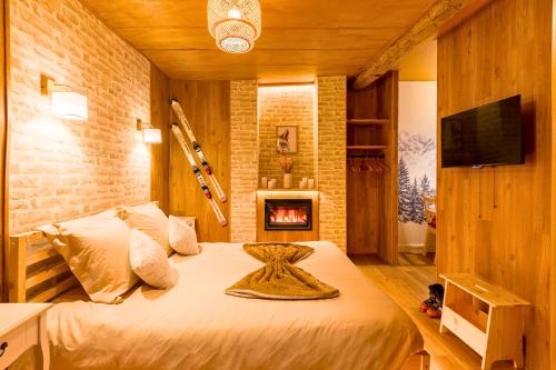 a bedroom with a bed and a fireplace at L'appart Chalet - Sauna - HyperCentre - Ambiance montagne in Rouen