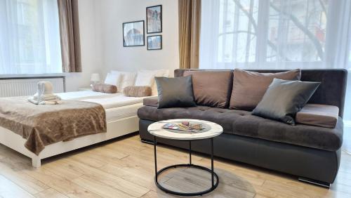 salon z kanapą i stołem w obiekcie Apartament Rynek 40m2 Wrocław Stare Miasto we Wrocławiu