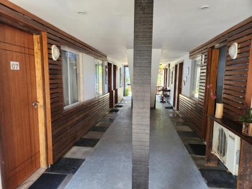 two images of an empty hallway of a building at Deck de Búzios in Búzios