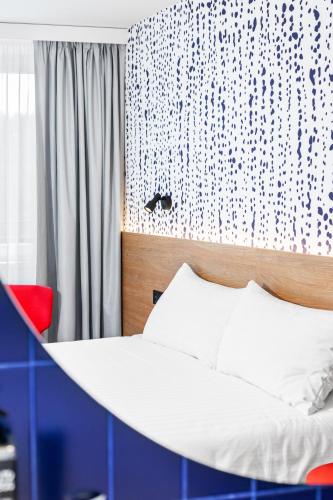Postel nebo postele na pokoji v ubytování ibis Styles Relax Roznov pod Radhostem