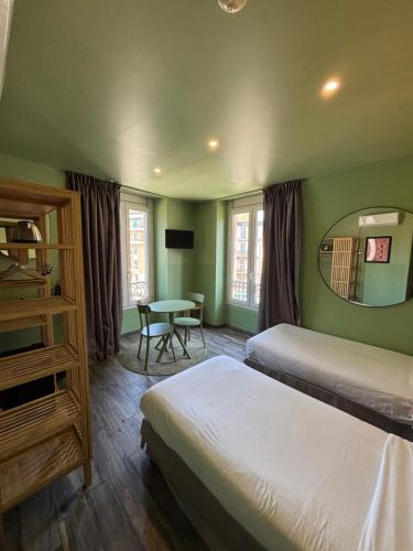 Postel nebo postele na pokoji v ubytování Hotel de Berne