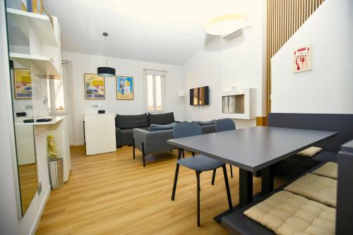 un salon avec une table et une salle à manger dans l'établissement Elegante appartmento nel quadrato d'oro a St Tropez, à Saint-Tropez