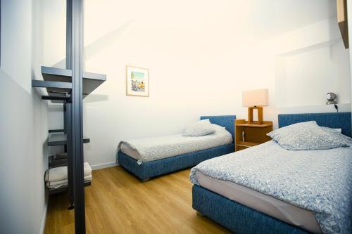 a small room with two beds and a ladder at Elegante appartmento nel quadrato d'oro a St Tropez in Saint-Tropez