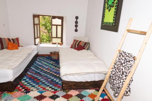 a room with two bunk beds and a rug at Auberge Sremt in Sremt