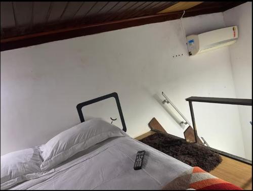 リオデジャネイロにあるApartamento compacto centro Rioのベッドルーム1室(ベッド1台、リモコン付)
