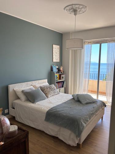 une chambre avec un lit avec vue sur l'océan dans l'établissement Appartement face à la mer, à Santa-Maria-di-Lota